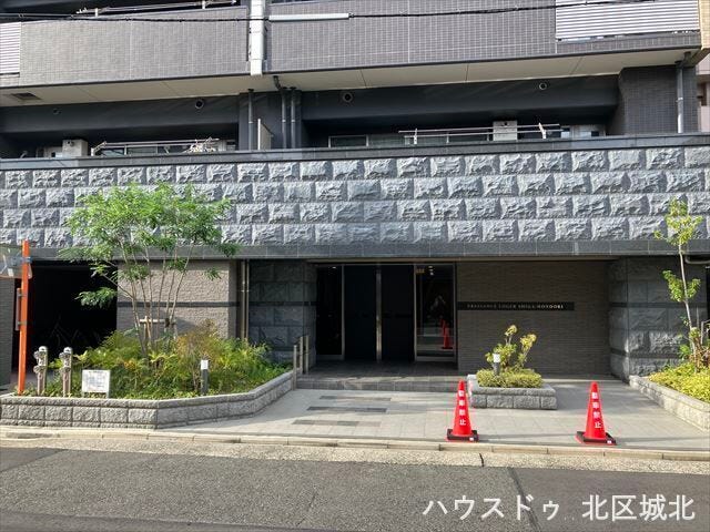 重厚な石調デザインが風格を演出。住まう方を優雅に迎えるホテルライクなエントランスです。