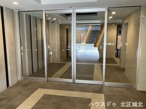 重厚感と上質感を纏うメインエントランス。