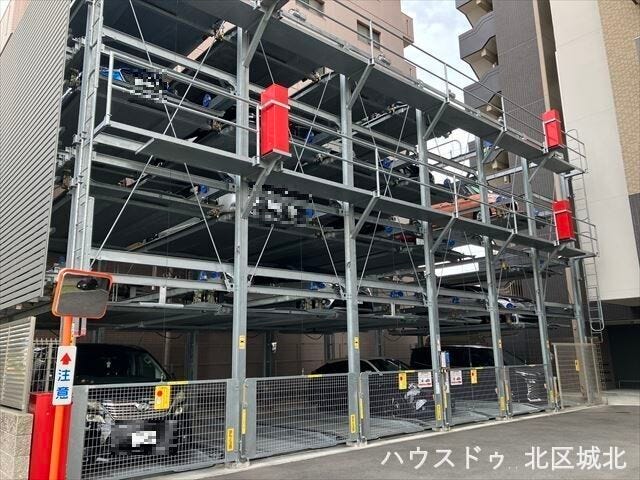 敷地内に機械式駐車場を完備。大切なお車を雨風から守りながら保管できます。