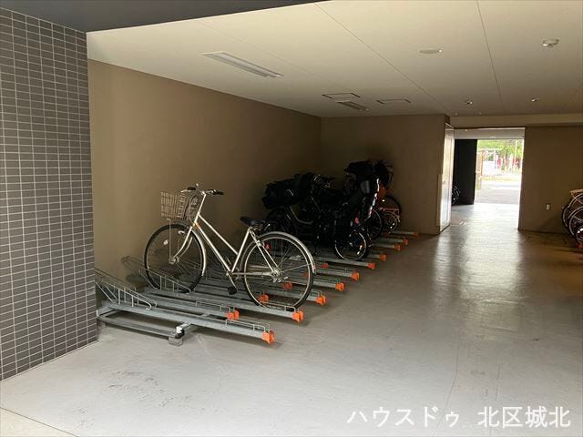 居住者専用の屋内駐輪場を完備。