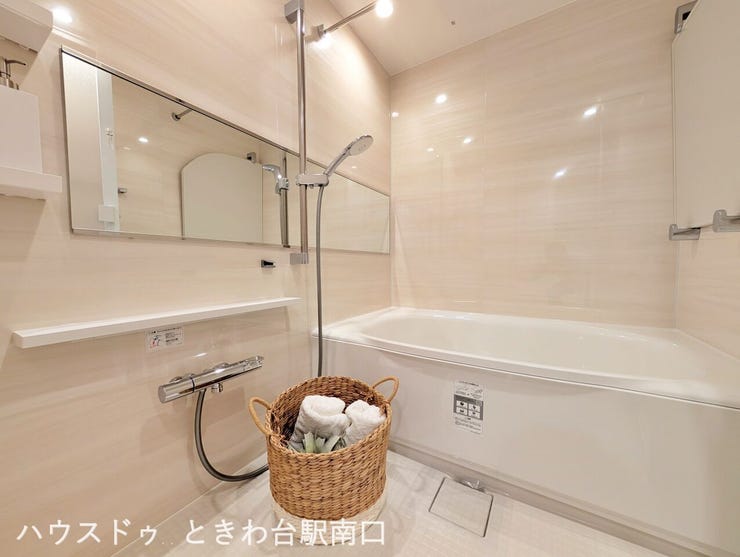 木目調の壁パネルが落ち着いた空間を演出するバスルーム。浴室乾燥機付きのため、雨の日や夜間の洗濯物干しにも重宝します。