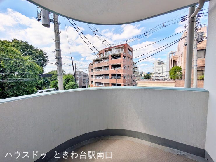 バルコニーからの眺望は、視界を遮る大きな建物が少なく、空を広く感じられるのが魅力です。道路との距離も保たれており、心地よい開放感の中でお過ごしいただけるロケーションとなっています。