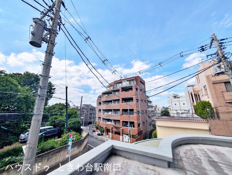 南・北・西の三面採光により、住戸全体に明るい陽光が届きます。バルコニーからは周辺の建物とのゆとりも確認でき、風通しの良さを実感できる心地よい住空間を維持しやすい環境です。