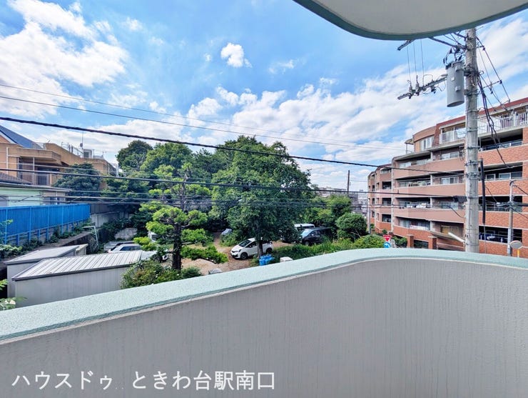 開放感あふれる景色を望むことができ、三面採光ならではの多角的な眺望が楽しめます。空の広さを実感できるこの場所は、日々の暮らしに穏やかな時間を提供してくれます。
