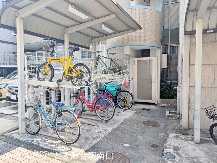 屋根付きの駐輪スペースが用意されており、雨の日でも大切な自転車が濡れにくく安心です。整理整頓された空間で、日々の移動に便利な自転車も快適に保管・利用いただけます。
