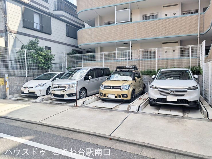 敷地内には便利な機械式駐車場を完備しています。大切なお車をしっかりと保管できる環境が整っており、カーライフを楽しみたい方にもおすすめの住環境が揃っています。