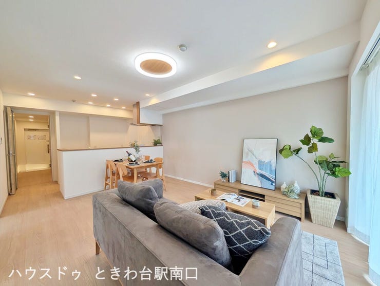 三面採光で日当たりと通風に恵まれたLDK。フルリノベーション済みのきれいな空間で、家族団らんの時間をゆったりと過ごせます。