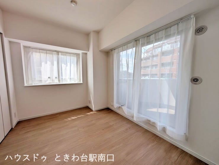 2面採光で明るい日差しが差し込む洋室。フローリングや壁紙も貼り替え済みで、心地よくお過ごしいただけるプライベート空間です。