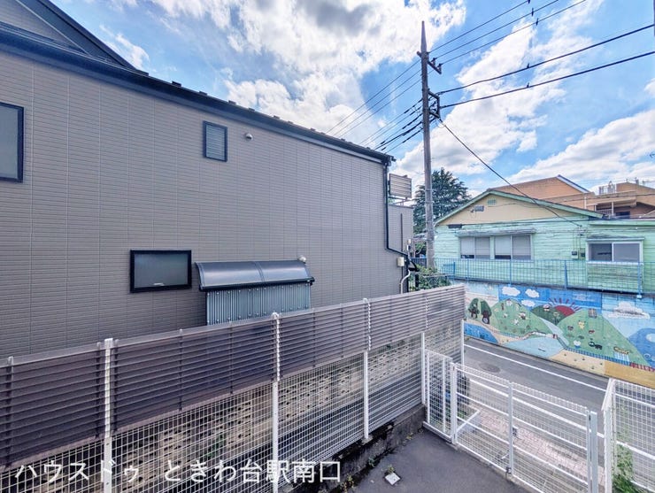三方角部屋という特性を活かし、複数の角度から外の景色を楽しめます。共用部分のフェンスなども丁寧に管理されており、日々の暮らしの中で落ち着きを感じられる住環境が整っています。
