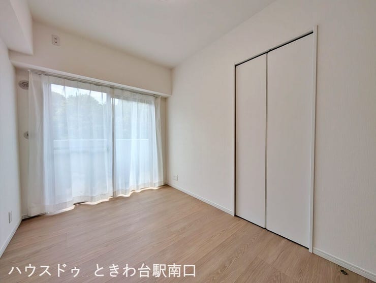 大きな窓から自然光が入り、通風も良好なお部屋です。カーテンレールやエアコンなど、生活を支える設備もしっかり整っています。