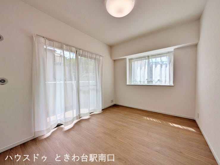 バルコニーに面した明るい居室。4LDKと部屋数が豊富なため、お子様のお部屋やテレワーク用の書斎など、多彩な用途に対応可能です。