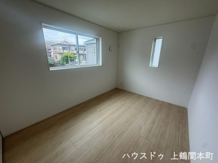 腰高の窓2面からの採光で明るく、ベッドルームにも使い勝手が良い洋室です。