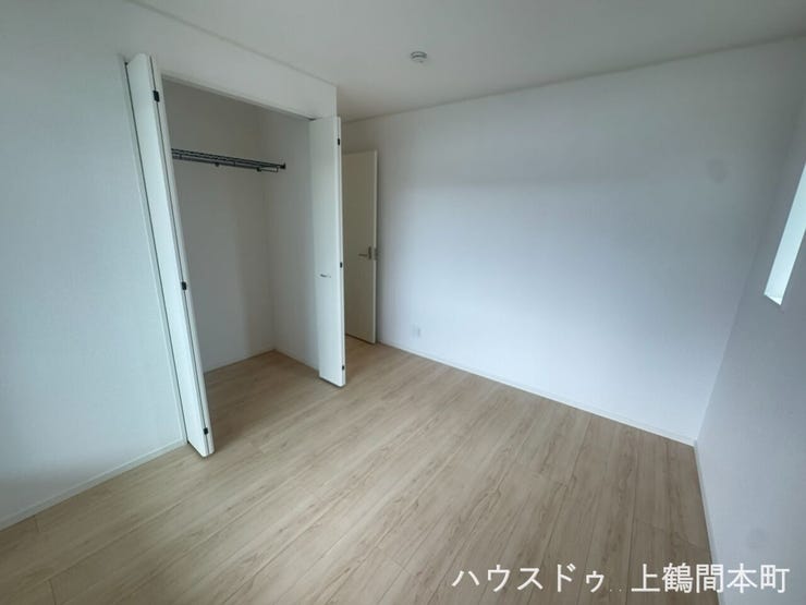 クローゼットは十分な収納力があり、部屋を広く使えます。