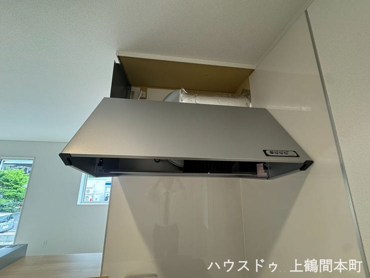 レンジフードはシルバーでキッチンが明るく感じます。