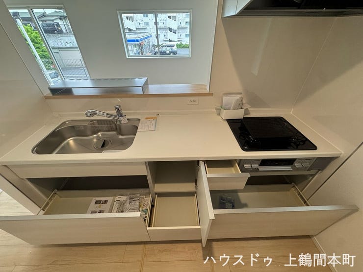 収納力のあるシステムキッチン。