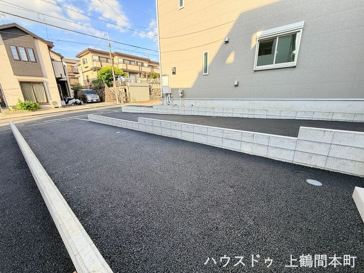 アスファルト敷設された駐車場。前面道路は見通しが良いので車の出し入れもしやすいです。