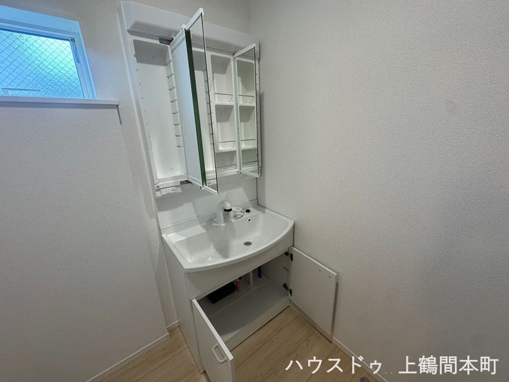 洗面化粧台で、水回り品は十分収納できます。
