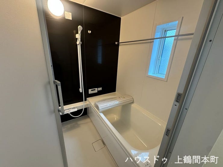 アクセントパネルでオシャレなユニットバス。
