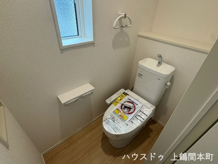 窓からの採光もあり明るいトイレ。ウォシュレットは1,2階ついています。