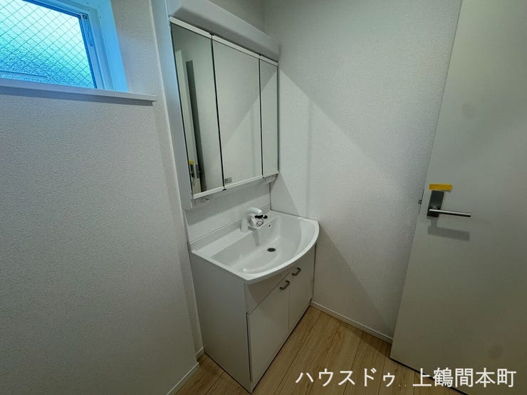 3面鏡の洗面化粧台。