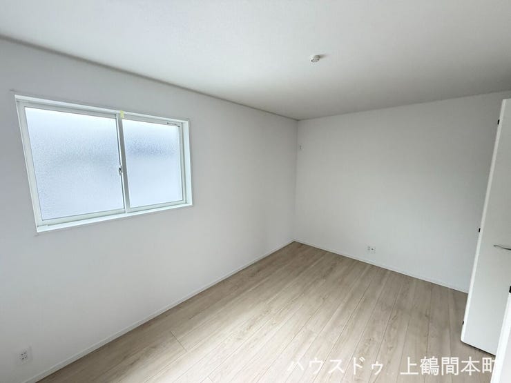 腰高窓は曇りガラスで外からの視界を感じず部屋を明るくします。