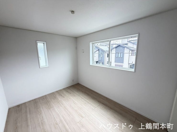 2面採光で部屋を明るく、ベッドルームにも使える洋室です。