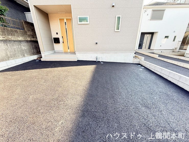 アスファルト敷設の駐車場。切り返しも、出入りも楽々できます。