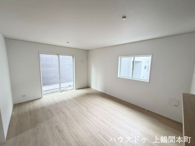 リビングフロアは家具に合わせやすいカラーです。