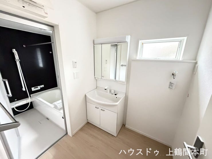 洗面所にも採光窓があり明るく清潔感があります。
