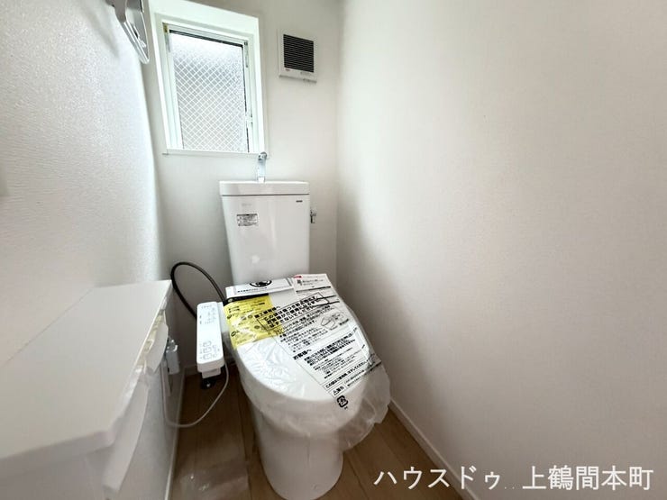 腰高の窓があり明るさ十分なトイレ。