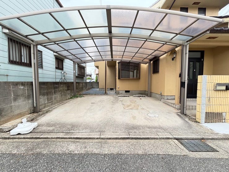 並列駐車場は、カーポートが付いているので雨の日でも濡れることなくお家の中へ移動できます。