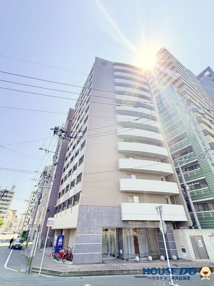 すっきりとしたフォルムが印象的。
周辺の街並みに調和しながらも、存在感を放つ佇まいです