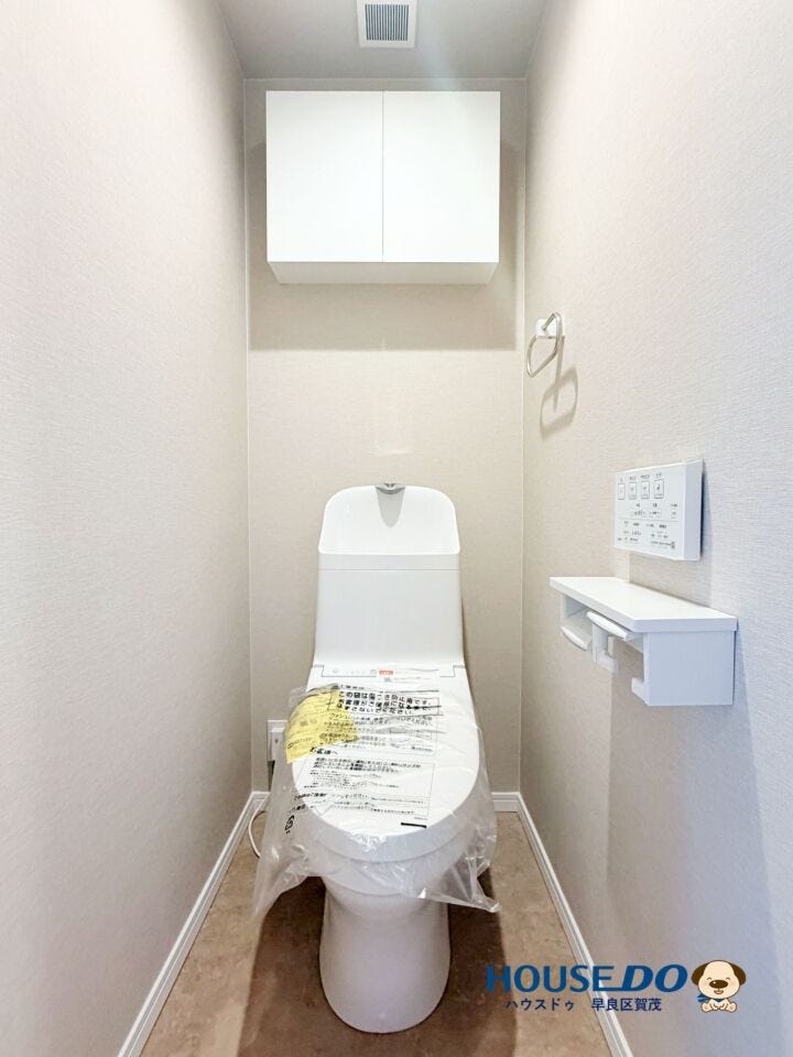 落ち着いたグレーの壁紙が心地よい空間を演出。
収納付きで見た目もすっきりとした、
機能性にも優れたトイレです。