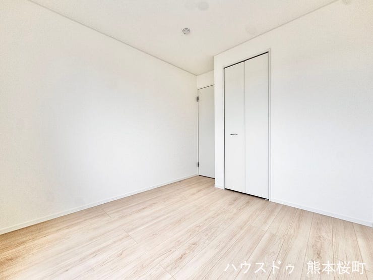 ■2階4.7帖洋室■寝室、書斎、趣味の部屋。家族の成長やライフスタイルに合わせ、様々な使い方ができる快適な空間です。