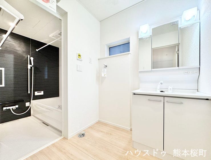 ■清々しいリフレッシュ空間■自分を磨き、気持ちを切り替える。心地よい光が差し込むプライベートスペース。