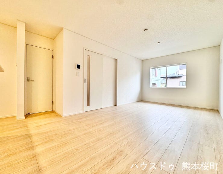 ■安らぎと笑顔の中心地■陽光が優しく降り注ぎ、会話が自然と弾む。ここでは、毎日が特別な時間へと変わります。
