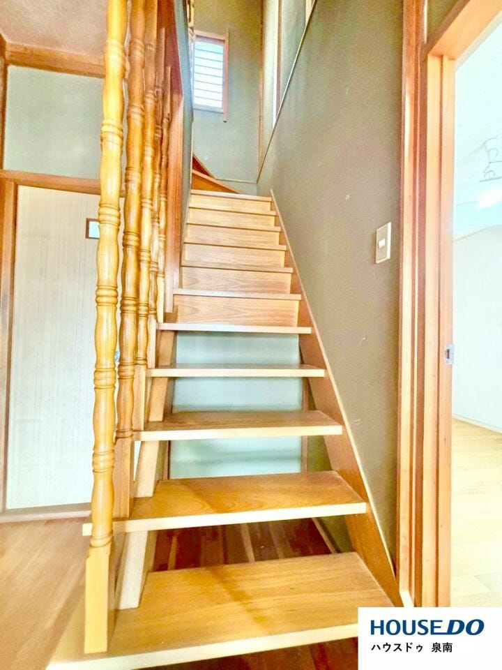 やさしい陽光が迎えてくれる階段ホール!
