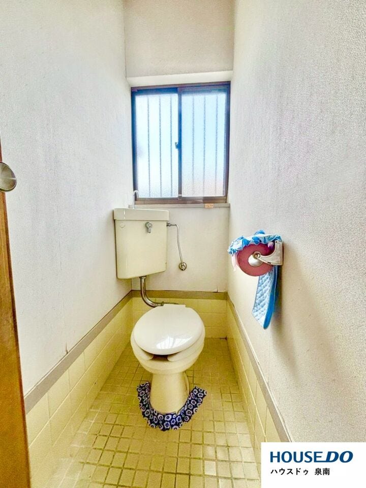 窓付きで換気しやすい明るいトイレ♪