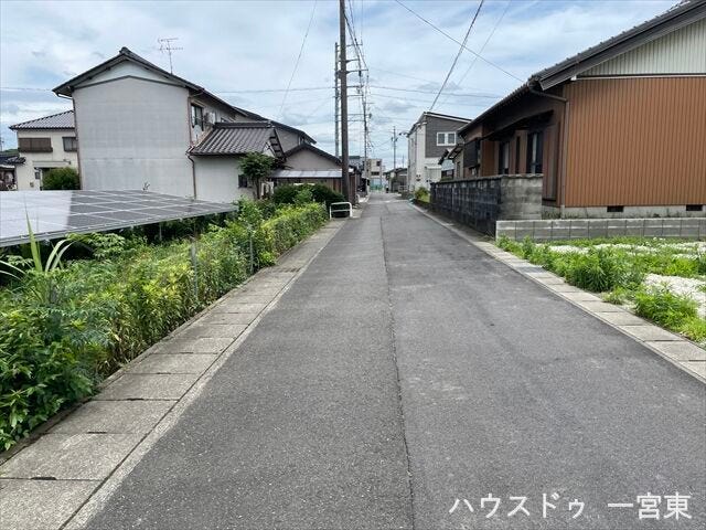 【北側東向き】幅員約4.6mの前面道路です。普通車が1台通れる幅となります。大型車の通行が少ないので、振動や騒音が抑えられます。
