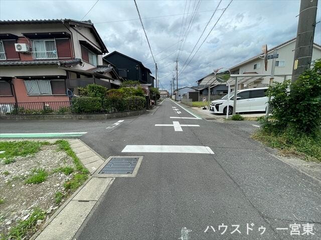 【北側西向き】幅員約4.6mの前面道路です。車1台が余裕を持って通れる道幅です。車はスピードを控えるので事故率の軽減や歩行者も安心して通行できます。