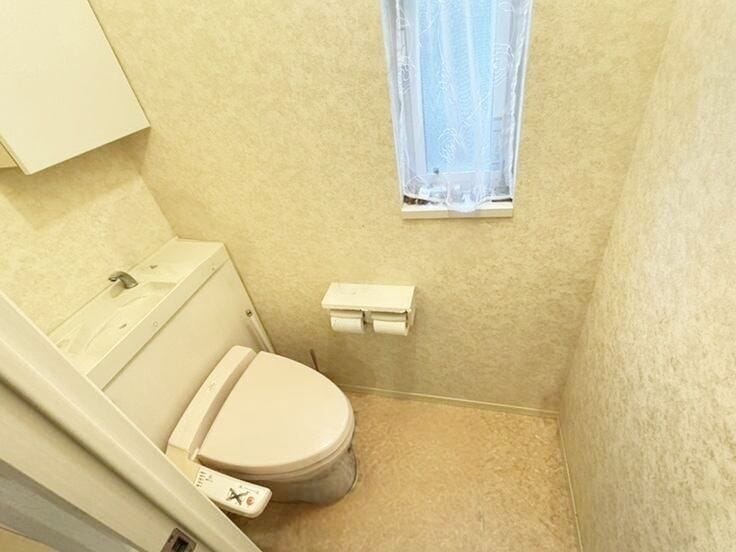 2連式のトイレットペーパーホルダーや棚、タオル掛けなどの便利な機能付。
