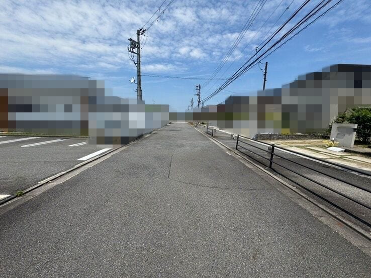 前面道路幅員9m(歩道3.1m含む)の道路です。