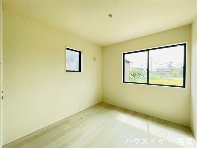 【5.4帖東】明るさと広さをしっかり確保した洋室。主寝室にも子ども部屋にも使いやすい、バランスの取れた一室です。