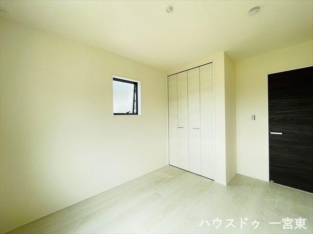 【5.4帖西】明るく、収納スペースも完備された洋室は、子供部屋としても、寝室としてもお使い頂けます。
