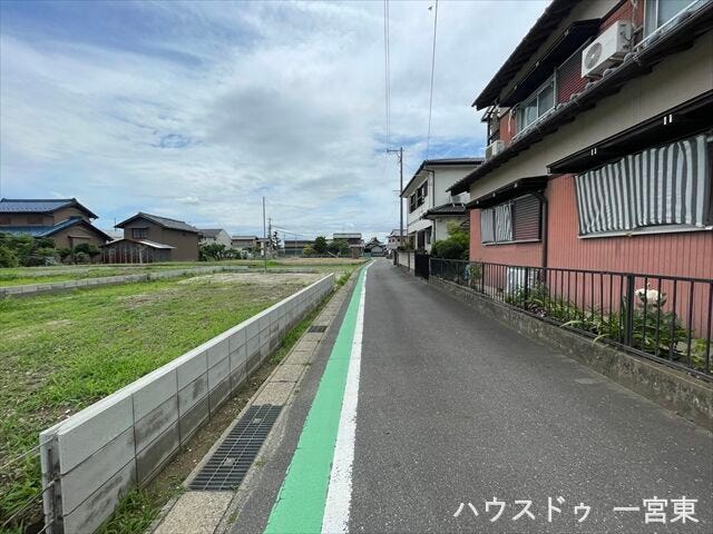 【西側南向き】幅員約4mの前面道路です。車1台が余裕を持って通れる道幅です。車はスピードを控えるので事故率の軽減や歩行者も安心して通行できます。