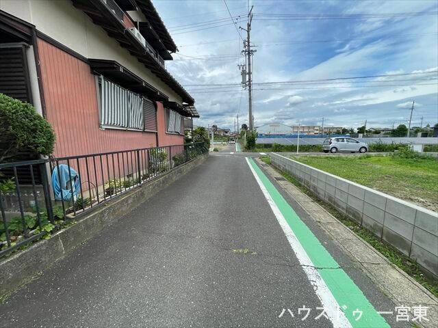【西側北向き】幅員約4mの前面道路です。普通車が1台通れる幅となります。大型車の通行が少ないので、振動や騒音が抑えられます。