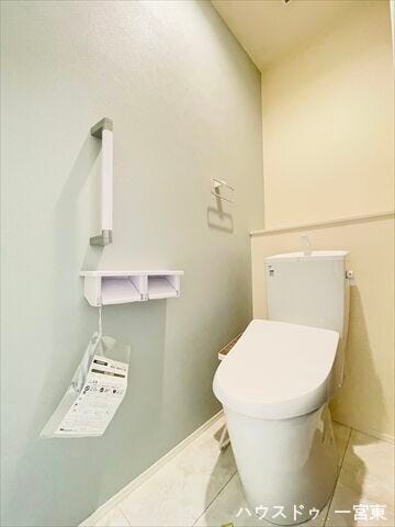 明るく、清潔感のあるトイレです。棚には雑貨を飾ったり、観葉植物を置いても良いですね。