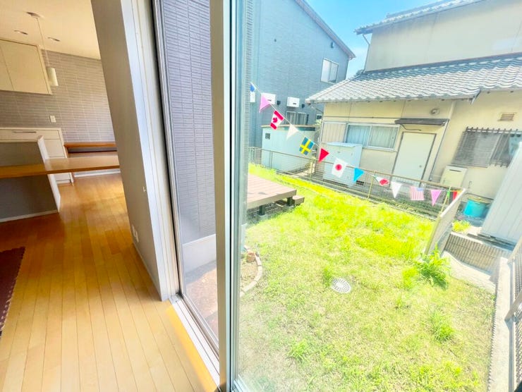 リビングからの窓の景色も、子供たちを眺めれて安心で、
クリスマスツリーなども窓越しに飾るとイルミネーションをお家の中から楽しめ素敵な冬を越せます◎