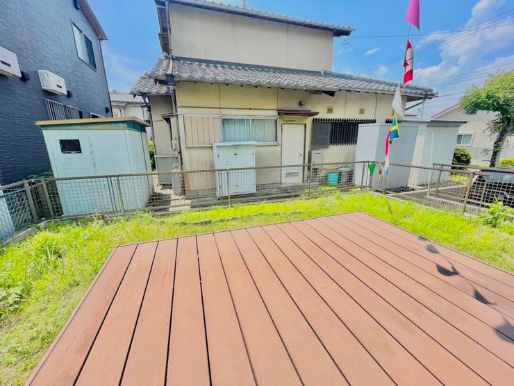 キッチン横のウッドデッキで遊んでいても視界に入り安心です。
何をするのでも、ストレスなく子供を見ながらの作業ができます。