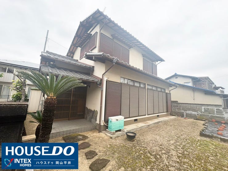 趣のある2階建ての古家があり、新築の解体・建築プランも想像しやすい現地です!周辺の落ち着いた環境と調和した、あたたかみのあるマイホームづくりが期待できますね。